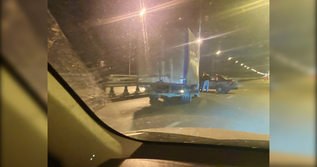 Ночью на Президентском мосту столкнулись грузовик и легковушка