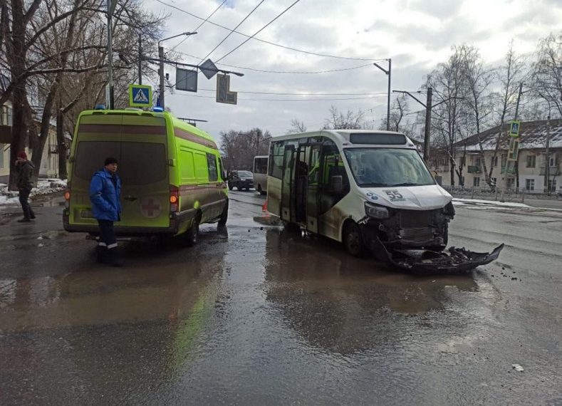 Маршрутка и легковушка столкнулись на севере Ульяновска