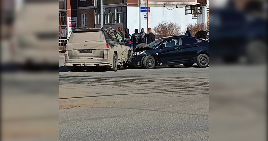 «Крузак» и «Солярис» жёстко столкнулись на Камышинской в Ульяновске