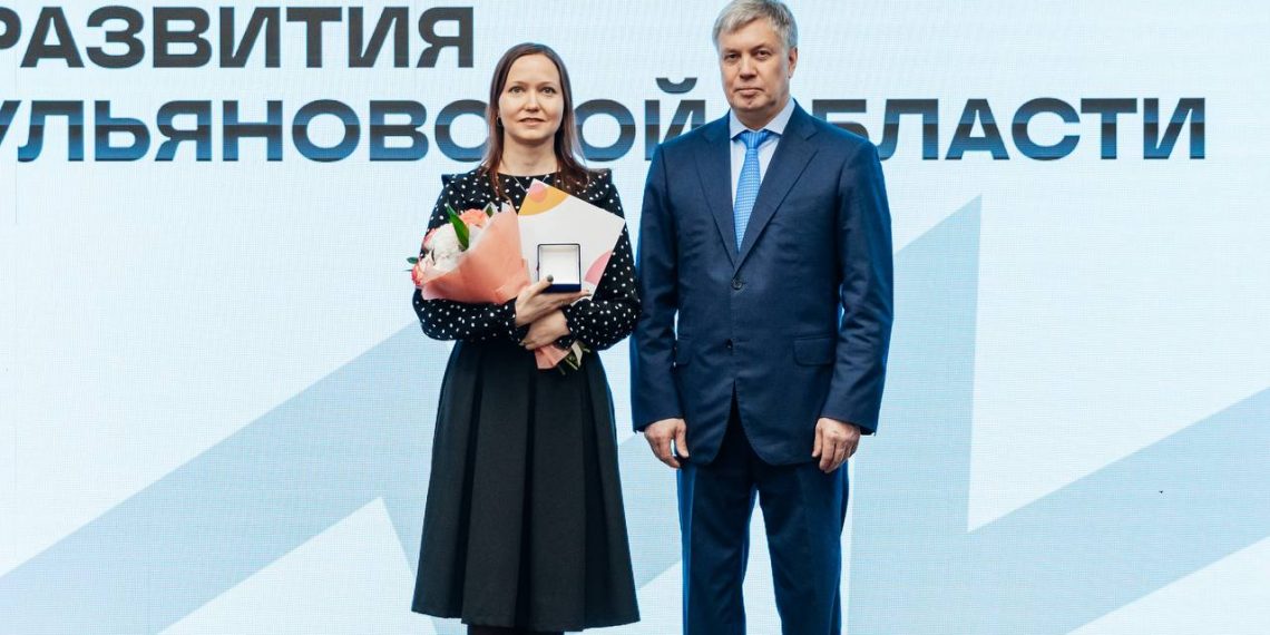 Замдекана УлГПУ удостоилась медали за вклад в организацию Всемирного фестиваля молодёжи