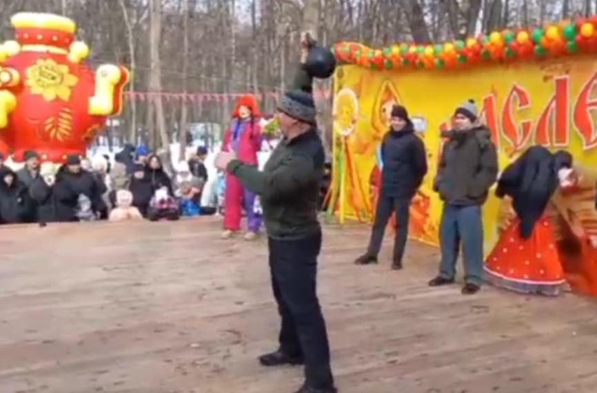 Ульяновец на Масленице поднял пудовую гирю 200 раз