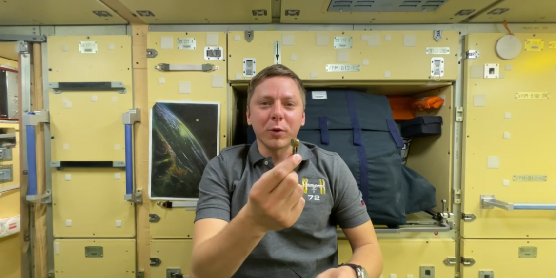 Космонавт Кирилл Песков пообещал подарок с МКС одному из землян