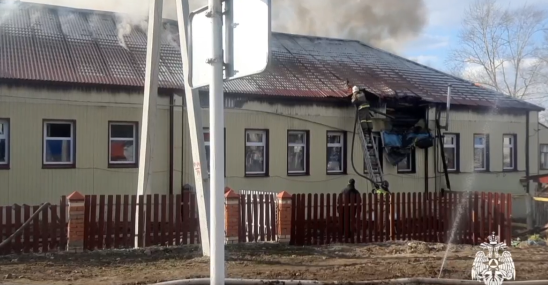 В Барыше горит дом барачного типа — видео