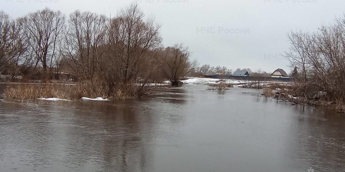 Паводковыми водами затопило мост в ульяновском селе Большие Ключищи
