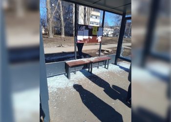 Вандалы разбили остановку возле школы №16 в Димитровграде