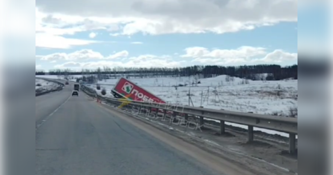 Фура сети «Победа» улетела в кювет на трассе Казань-Ульяновск