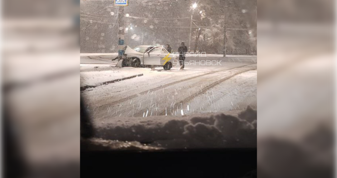 Ночью парень без прав на «десятке» протаранил бетонный столб на Нижней Террасе