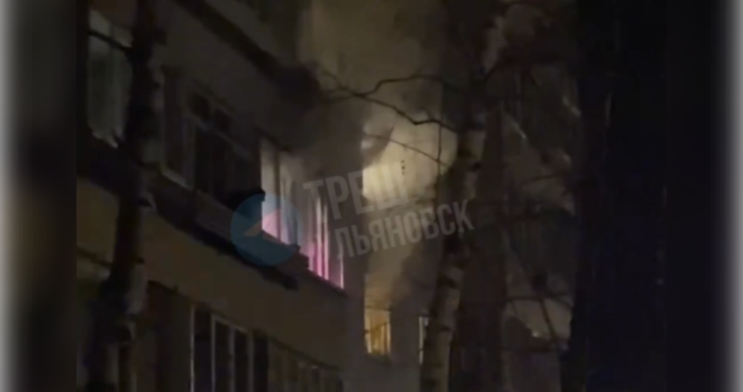 На пожаре в Новом городе эвакуировали жильца горящей квартиры