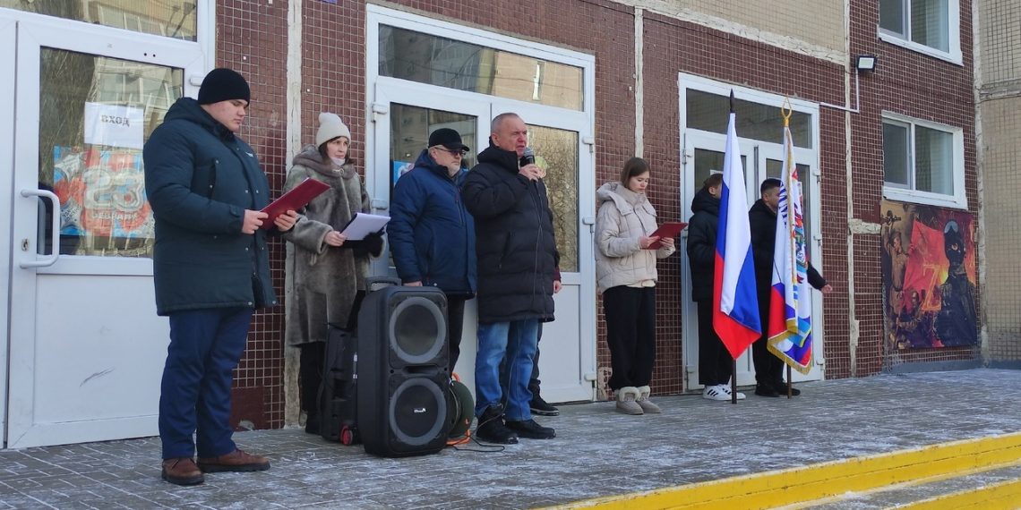 На фасадах ульяновских школ открыли пять мемориальных досок воинам СВО