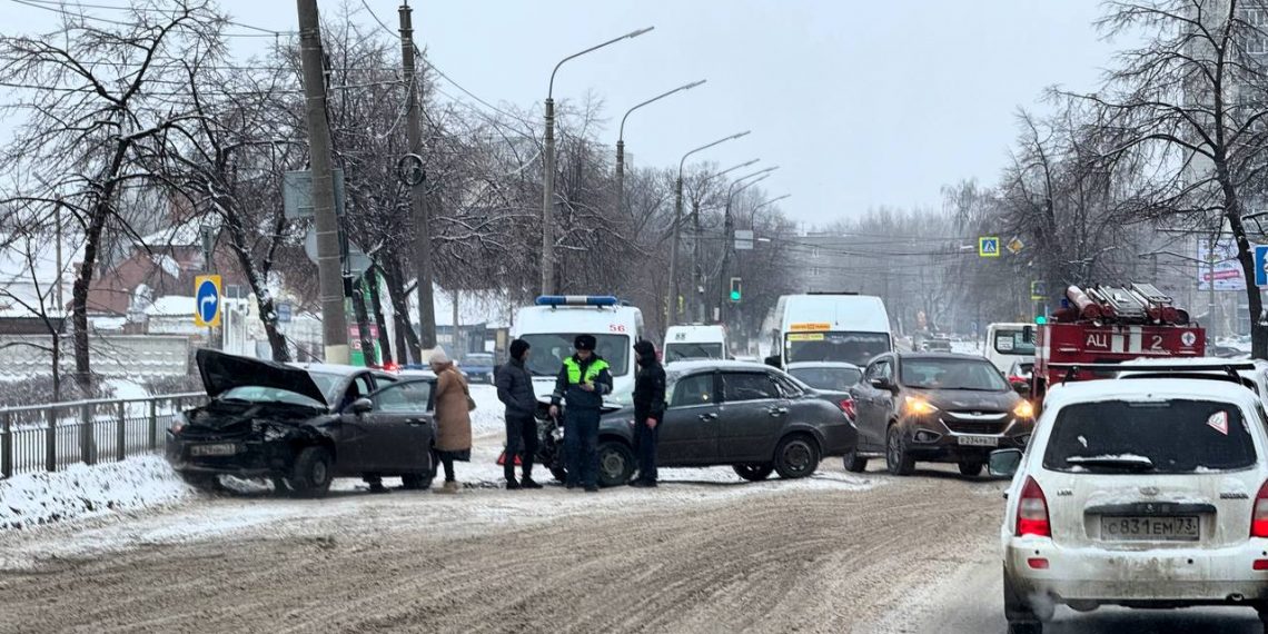 Киндяковка встала в восьмибалльных пробках из-за ДТП на Кирова