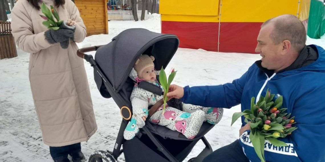 Директор парка «Прибрежный» встречает посетительниц цветами