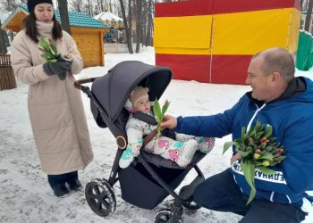 Директор парка «Прибрежный» встречает посетительниц цветами