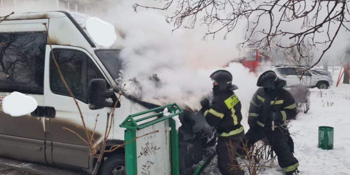Во дворе на Пожарского в Ульяновске сгорел автобус