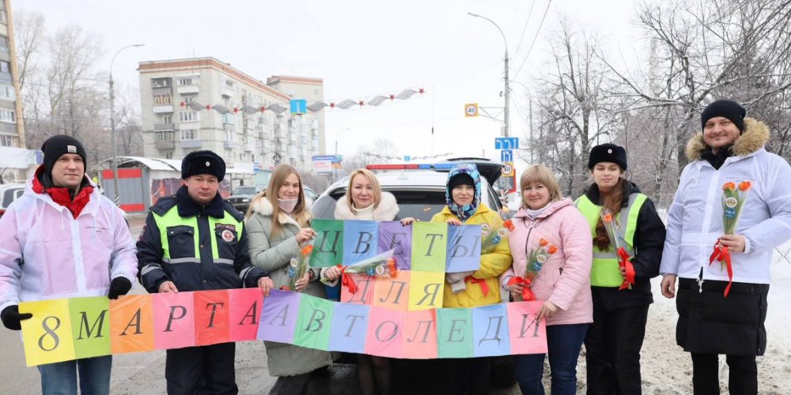 Цветы для автоледи: ульяновские гаишники поздравили женщин с 8 Марта