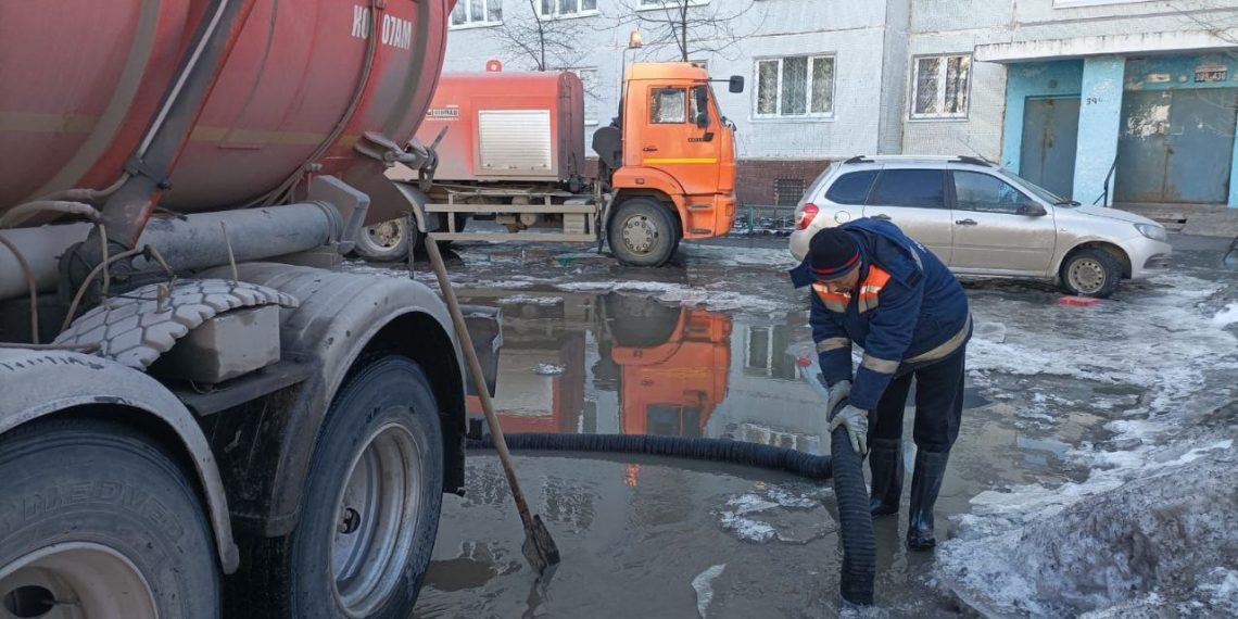 Ульяновские дорожники активно расчищают ливнёвки