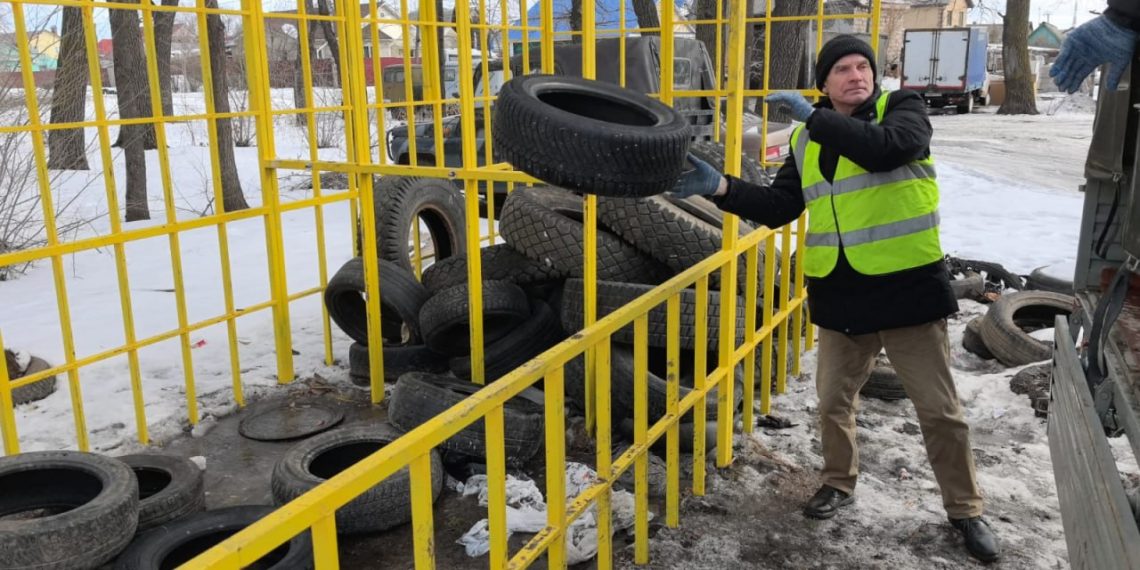 В Заволжском районе Ульяновска утилизируют старые покрышки