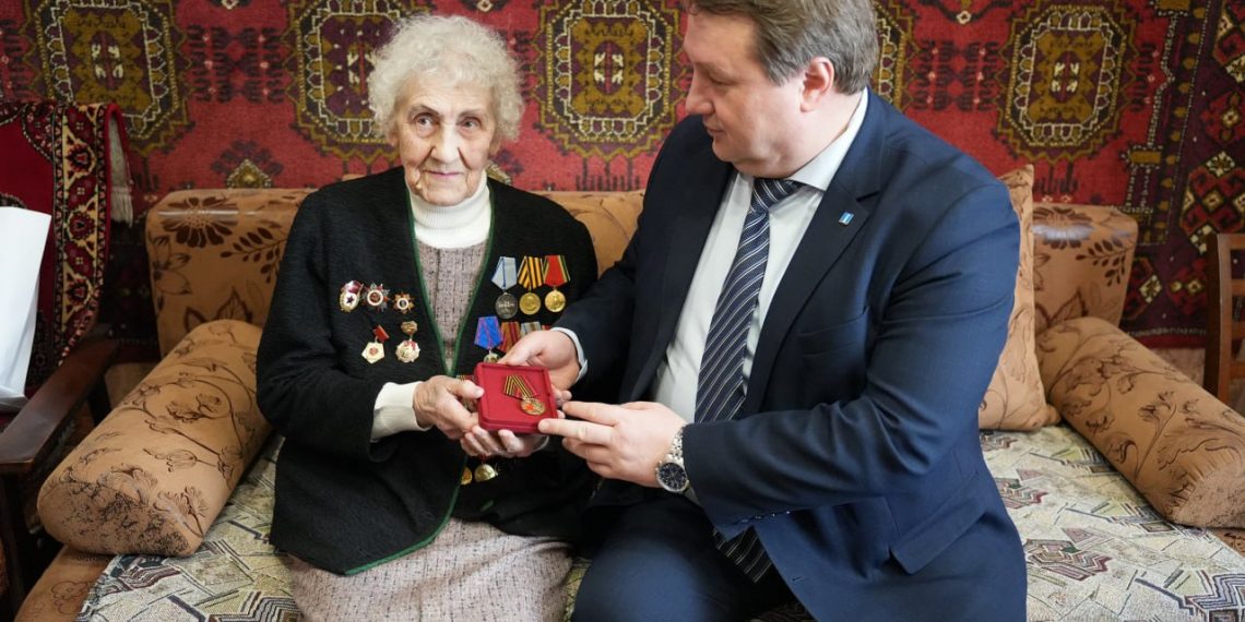 Ветеран «СМЕРШа» Надежда Корешкова получила медаль от главы Ульяновска