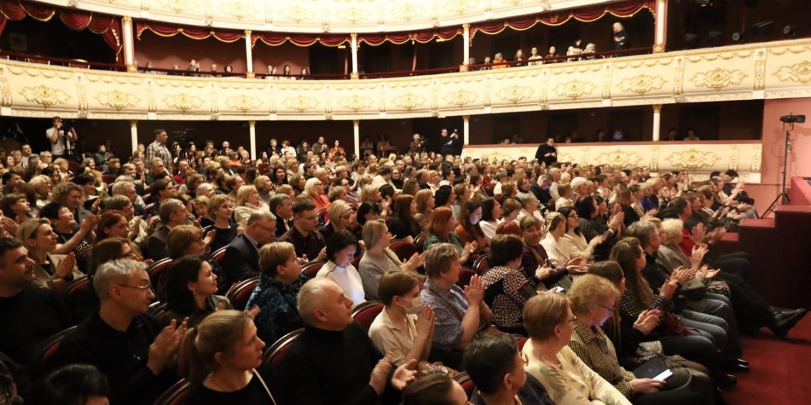 «Синий платочек» и новые имена: в Ульяновске открылся фестиваль «Лицедей»