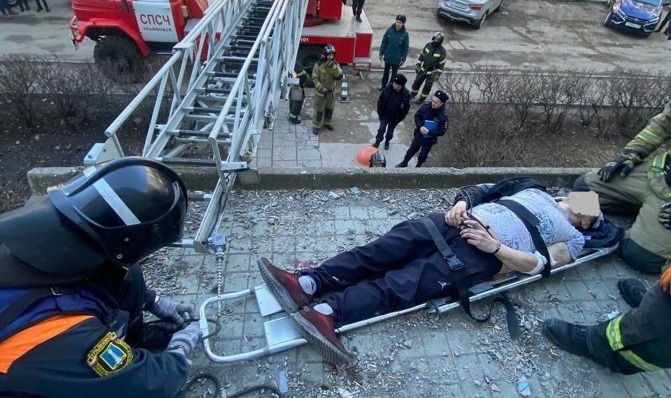 Ульяновские спасатели эвакуировали мужчину после падения с 6 этажа