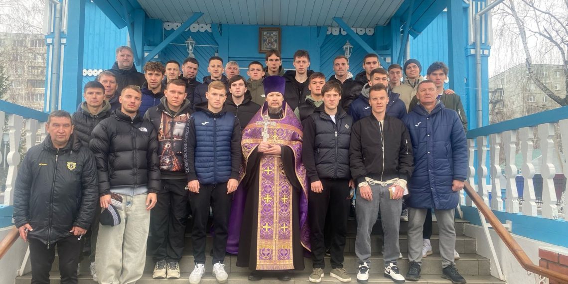 Футболисты ульяновской «Волги» сходили в церковь перед игрой с костромским «Спартаком»