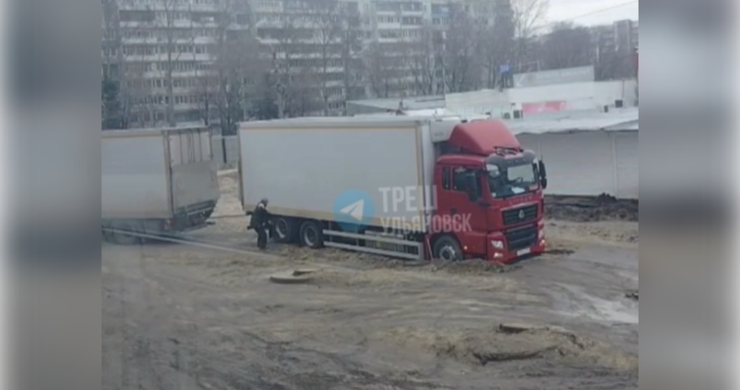 Большегруз провалился на проблемной дороге в Засвияжском районе