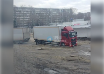 Большегруз провалился на проблемной дороге в Засвияжском районе