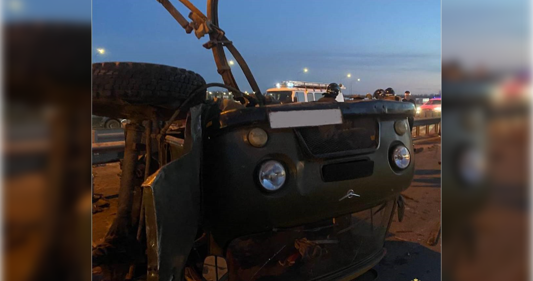 В Ульяновске Solaris протаранил перевернувшийся УАЗ