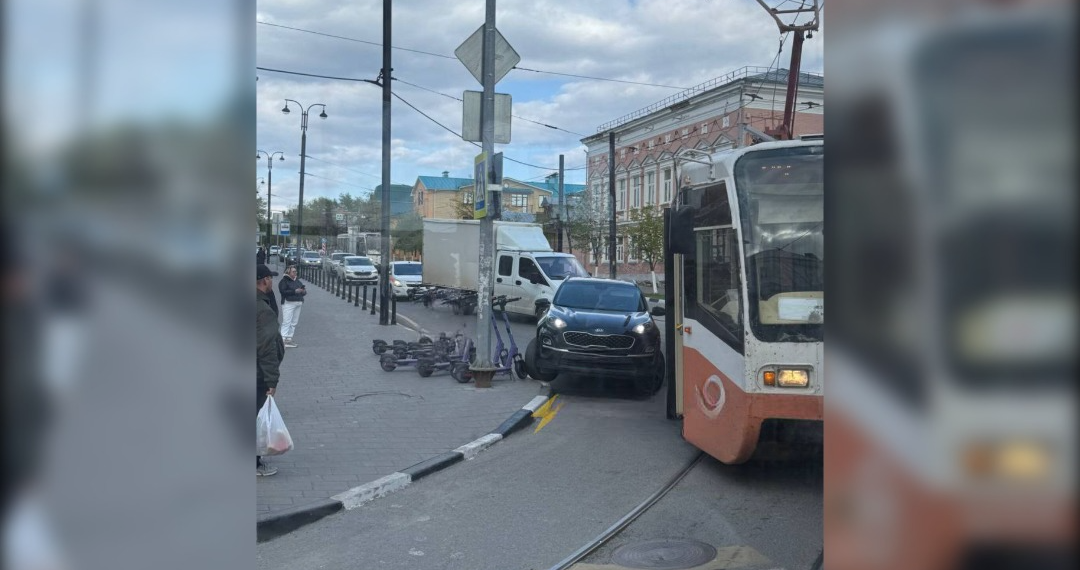 У кирхи в Ульяновске столкнулись легковушка и  трамвай