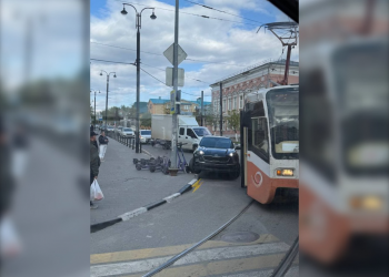 У кирхи в Ульяновске столкнулись легковушка и  трамвай