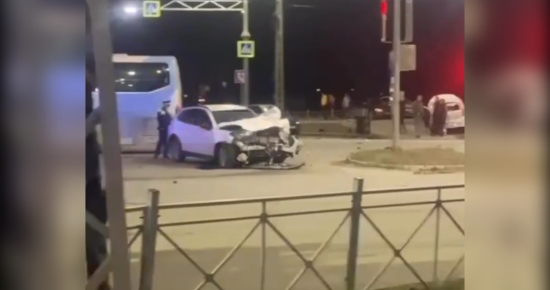 На светофоре в Новом городе столкнулись две иномарки