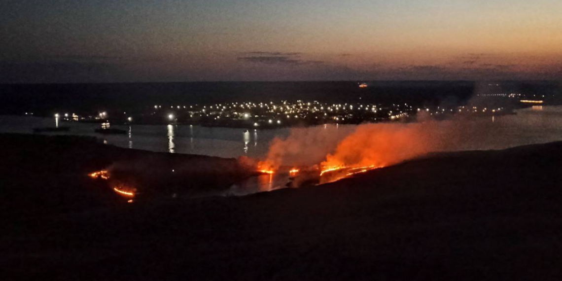 Огонь охватил гору Арбуга: в «Сенгилеевских горах» ночью вспыхнул пожар