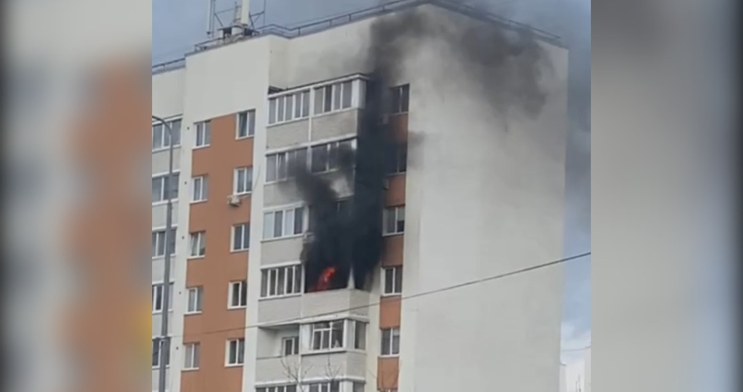 Шестой этаж в дыму: ульяновские пожарные справились с возгоранием на Игошина