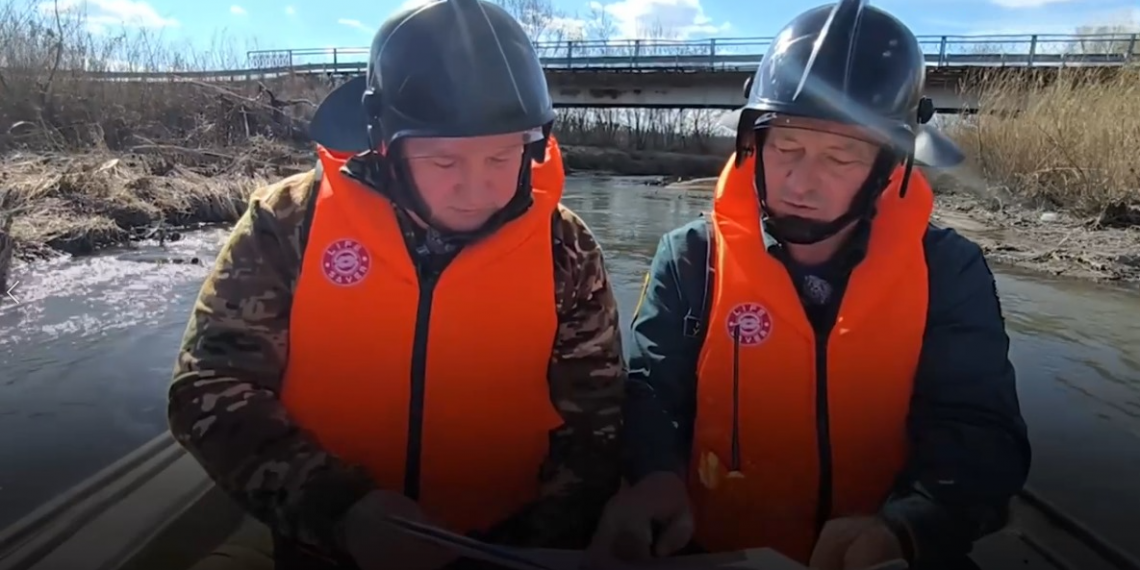 Болдакин на лодке лично проверил реку Сельдь на предмет завалов
