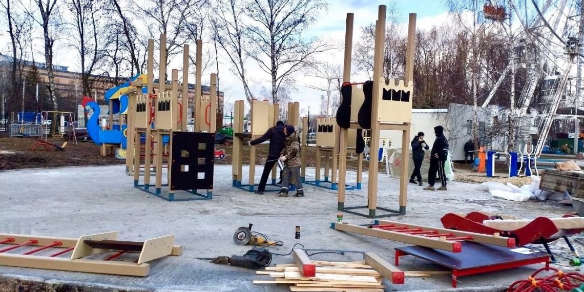 В парке Победы начали монтировать новую детскую площадку с уникальным дизайном