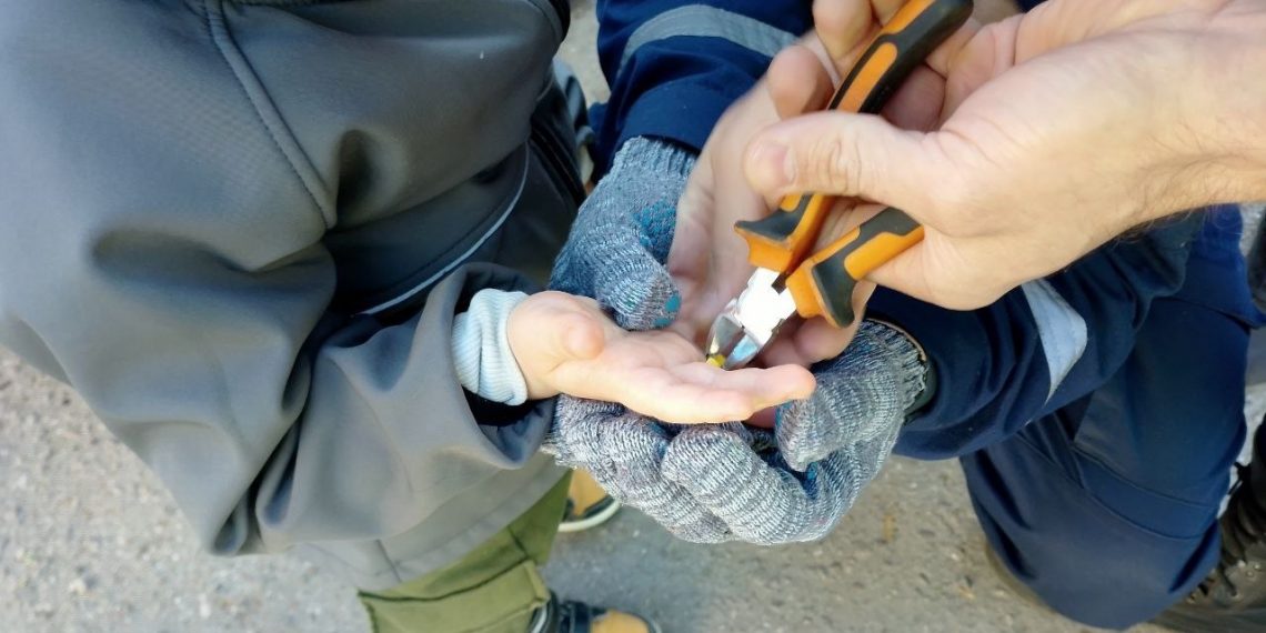 Ульяновские спасатели освободили палец ребенка из игрушечного кольца