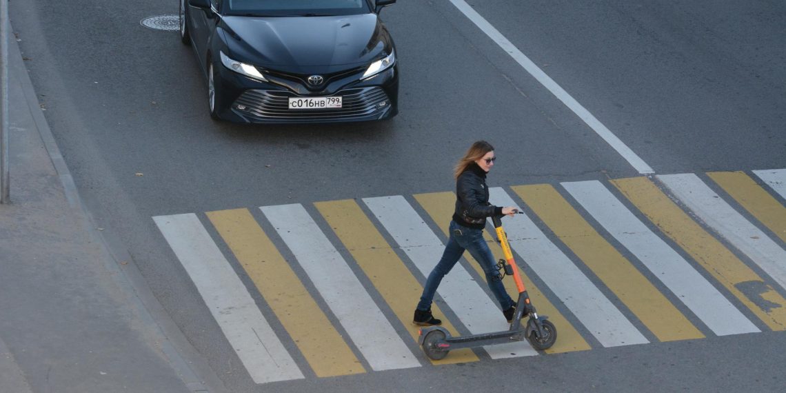 Женщина на электросамокате попала под колёса иномарки в Базарном Сызгане