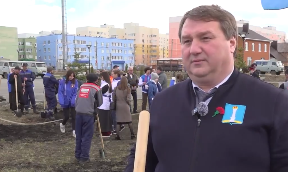 Болдакин с участниками СВО посадили деревья на севере Ульяновска