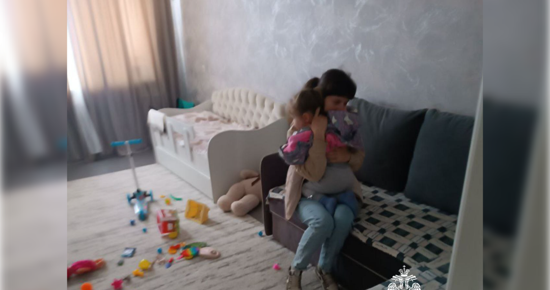 Мама за дверью, малышка в ловушке: ульяновские спасатели предотвратили трагедию