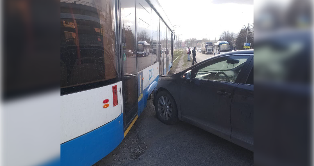 На Московском шоссе в Ульяновске легковушка врезалась в «Львёнка»