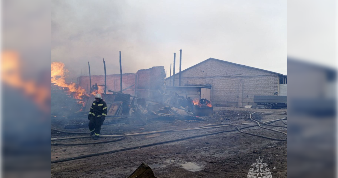 Пожарные ликвидировали возгорание на пилораме в Белом Ключе