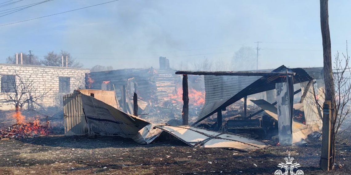 Ситуация с пожаром в селе Тагай взята под контроль, открытое горение ликвидировано