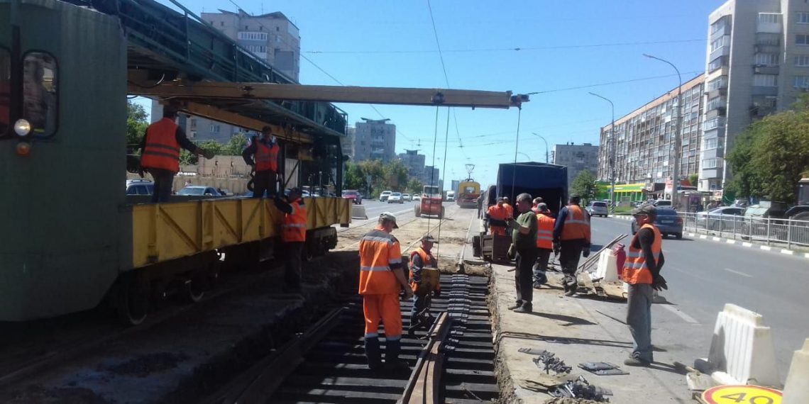 Трамвайные рельсы и шпалы меняют на улице Минаева в Ульяновске