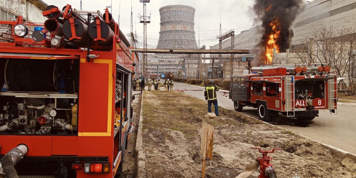 В Ульяновске 40 пожарных тушат ТЭЦ-1