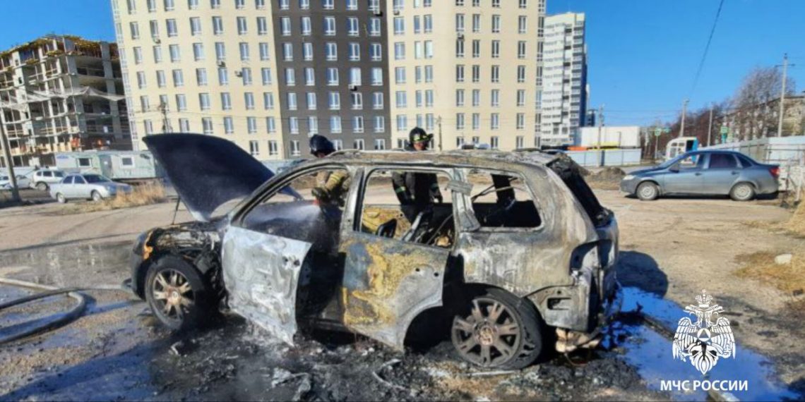 В Ульяновске сгорел припаркованный Volkswagen Touareg
