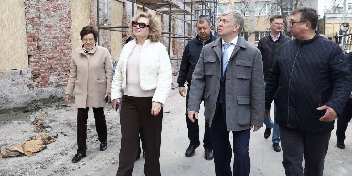 Русских проверил, как обновляют старинные гимназии Ульяновска