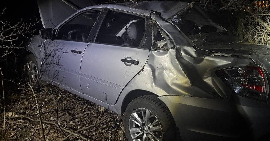 Ночью «Гранта» улетела в овраг Милановского в Ульяновске