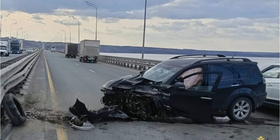 Женщина за рулём Mitsubishi врезалась в отбойник на Президентском мосту