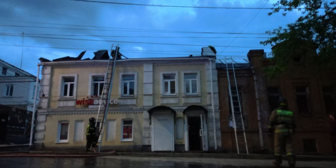 Пожар в Ульяновске: загорелся двухэтажный дом в Комсомольском переулке