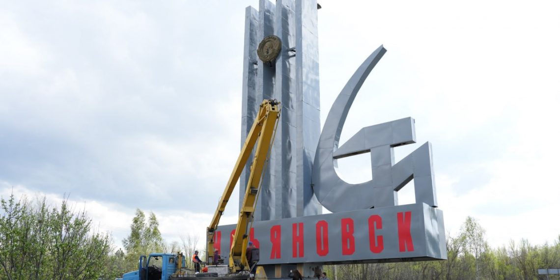 Въездные стелы Ульяновска приводят в порядок к юбилею Победы