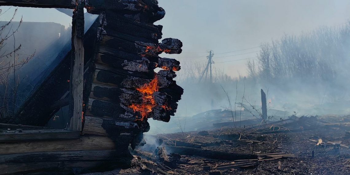 Ситуация с пожаром в селе Тагай взята под контроль, открытое горение ликвидировано